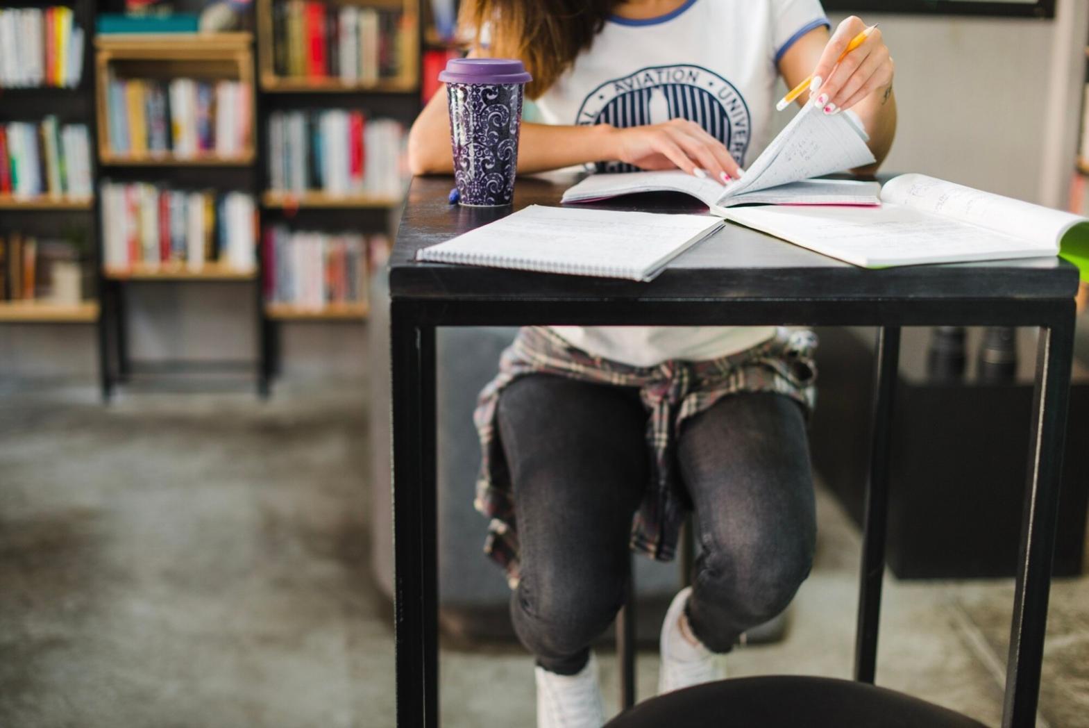 Étudiant international travaillant sur sa stratégie d'investissement